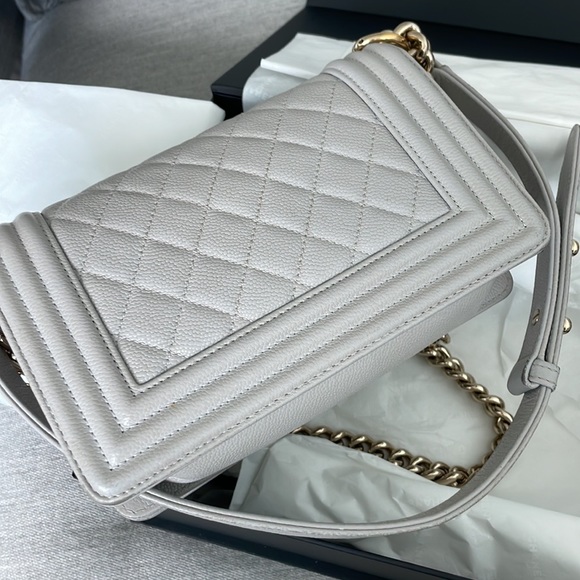 CHANEL
Calfskin Quilted Small Boy Flap Grey - Picture 4 of 7